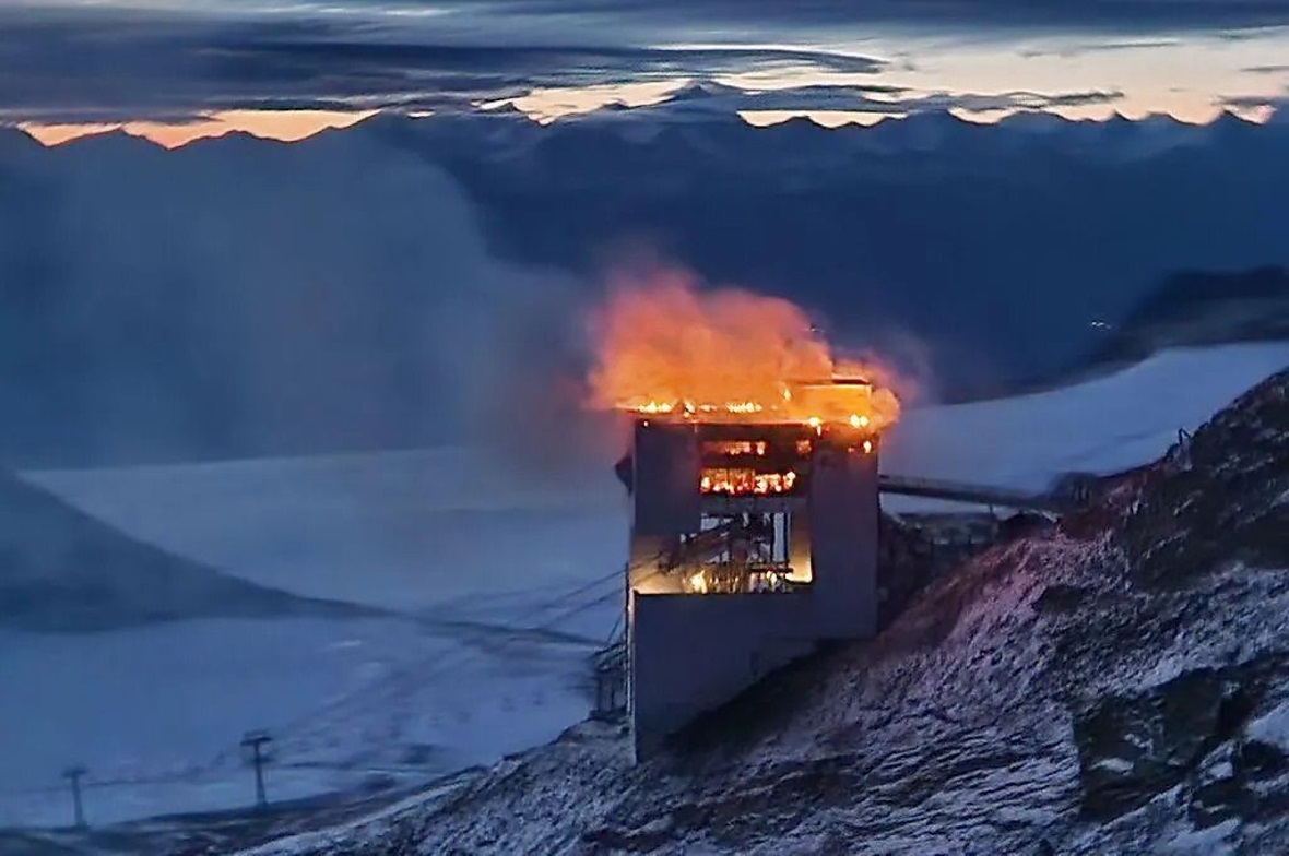 Bergstation beim Glacier 3000 und Restaurant Botta stehen in Flammen