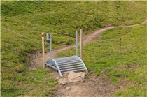 Neue Zaundurchgänge für Wandernde und Mountainbikende