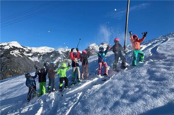 Kindergarten- und Schulkinder auf die Ski 