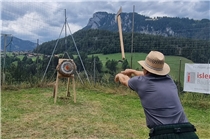 In Horboden flogen Äxte und Baumstämme