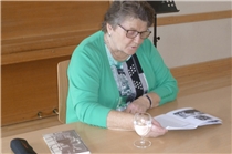 Elisabeth Zeller las den Senioren vor