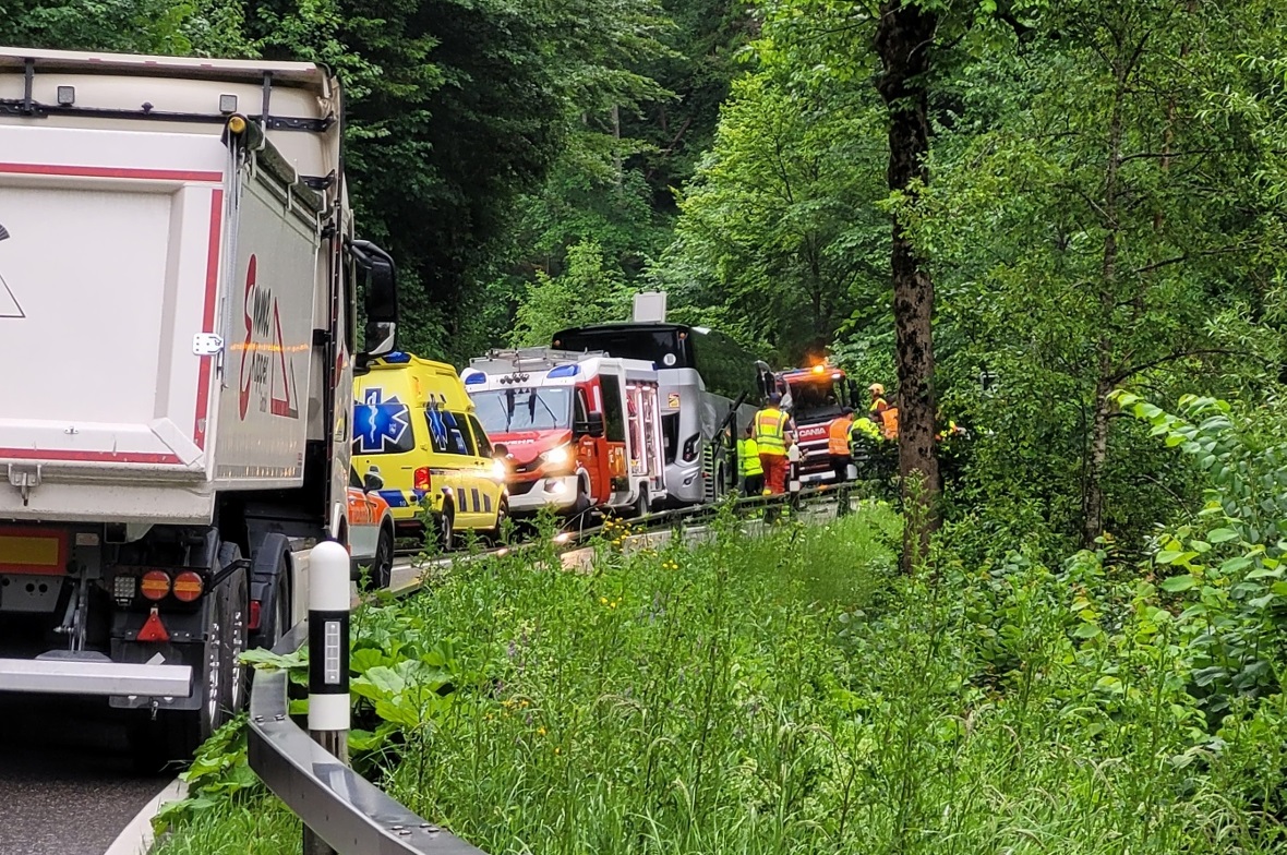 Verkehrsunfall mit 18 Verletzten in Oberwil
