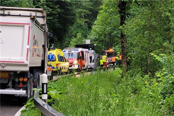 Verkehrsunfall mit 18 Verletzten in Oberwil 