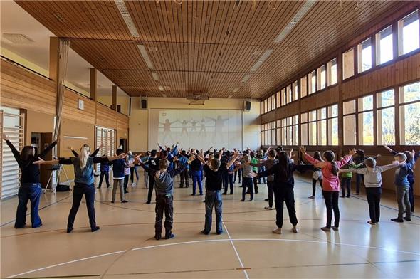 Die Schule St. Stephan tanzte die Botschaft der Kampagne «#SayHi» 