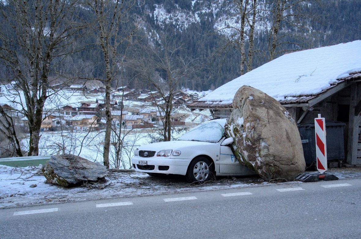 Fels trifft Auto in Zweisimmen