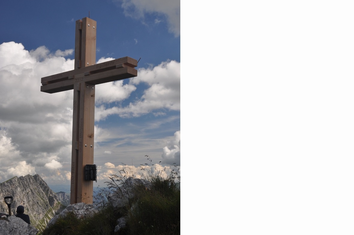 Ein imposantes Gipfelkreuz wacht künftig über der Fromatthütte