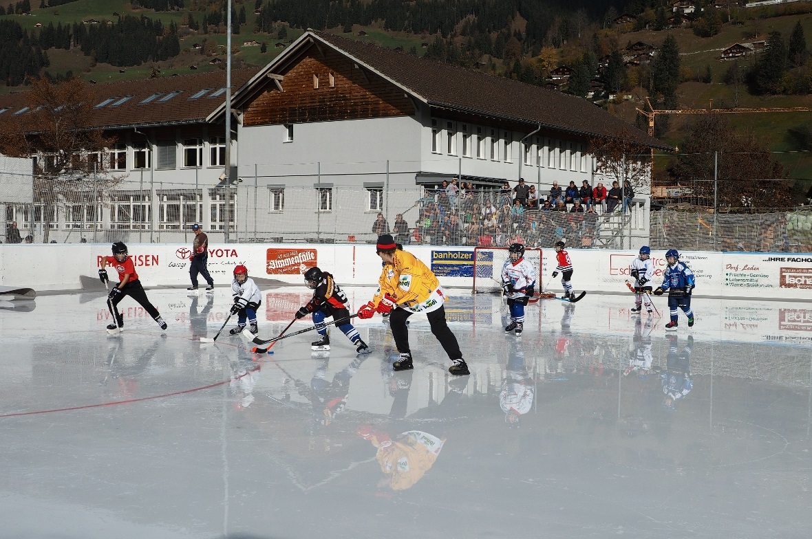 Hockey-Stars waren zusammen mit Kindern auf dem Eis