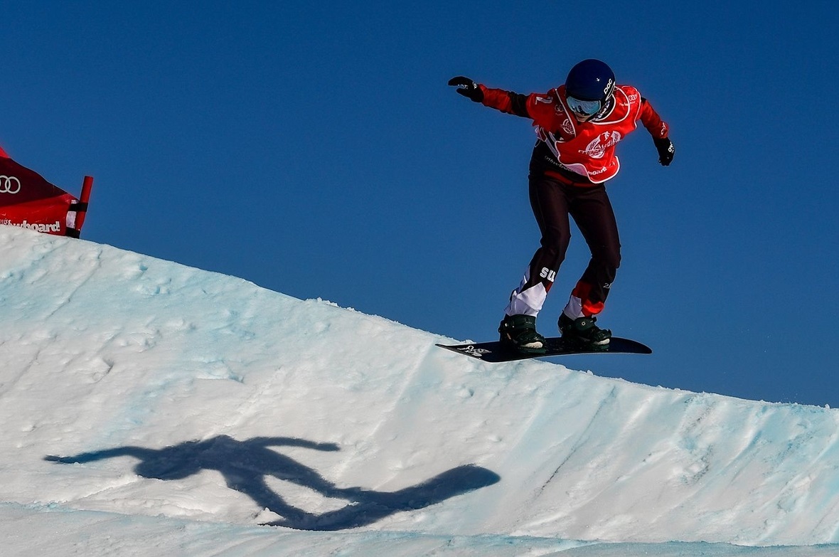 Diemtigtalerin gewinnt FIS Snowboardcross-Rennen Lenk